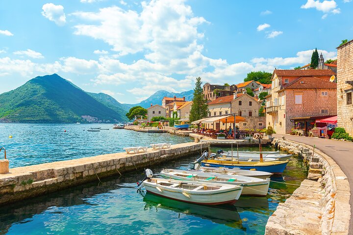 Tour en barco por la Bahía de Kotor, Montenegro, visitando la Cueva Azul, Nuestra Señora de las Rocas y la playa de Žanjic, foto 13 | wizardtrip
