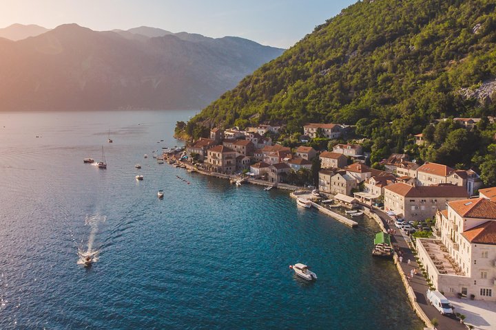 Tour en barco por la Bahía de Kotor, Montenegro, visitando la Cueva Azul, Nuestra Señora de las Rocas y la playa de Žanjic, foto 14 | wizardtrip