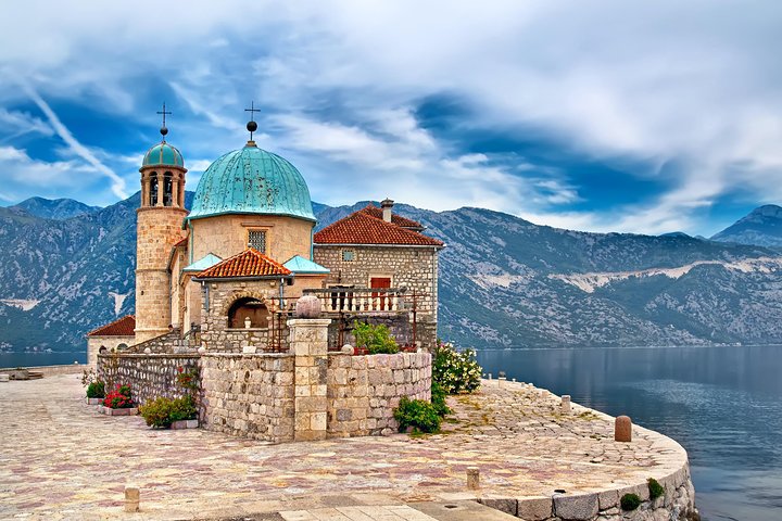 Tour en barco por la Bahía de Kotor, Montenegro, visitando la Cueva Azul, Nuestra Señora de las Rocas y la playa de Žanjic, foto 15 | wizardtrip