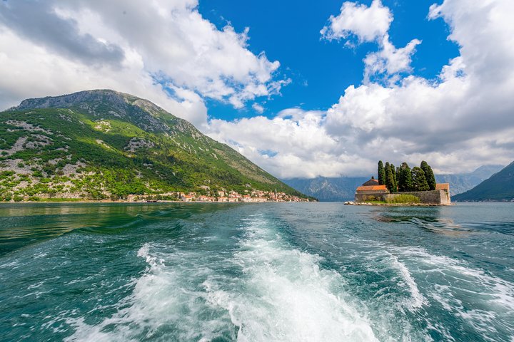 Tour en barco por la Bahía de Kotor, Montenegro, visitando la Cueva Azul, Nuestra Señora de las Rocas y la playa de Žanjic, foto 16 | wizardtrip