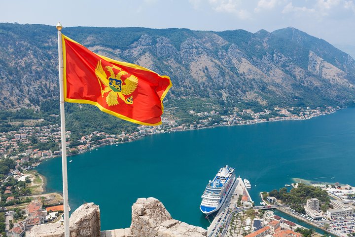 Tour en barco por la Bahía de Kotor, Montenegro, visitando la Cueva Azul, Nuestra Señora de las Rocas y la playa de Žanjic, foto 17 | wizardtrip