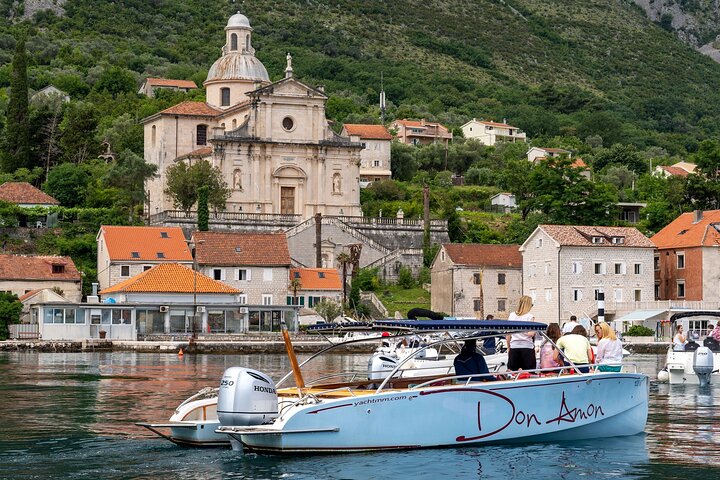 Tour en barco por la Bahía de Kotor, Montenegro, visitando la Cueva Azul, Nuestra Señora de las Rocas y la playa de Žanjic, foto 20 | wizardtrip