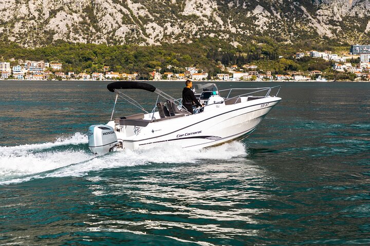 Tour en barco por la Bahía de Kotor, Montenegro, visitando la Cueva Azul, Nuestra Señora de las Rocas y la playa de Žanjic, foto 22 | wizardtrip