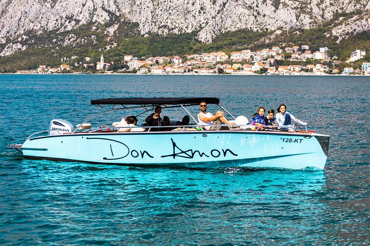 Tour en barco por la Bahía de Kotor, Montenegro, visitando la Cueva Azul, Nuestra Señora de las Rocas y la playa de Žanjic, foto 24 | wizardtrip