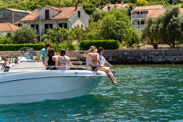Tour en barco por la Bahía de Kotor, Montenegro, visitando la Cueva Azul, Nuestra Señora de las Rocas y la playa de Žanjic, foto 28 | wizardtrip