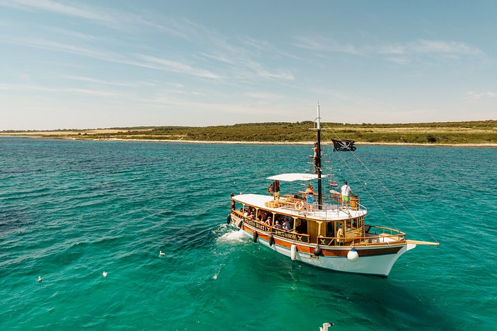 Excursion en bateau pirate tout compris à Pula, Croatie, explorant grottes, phares et îles, photo 14 | wizardtrip