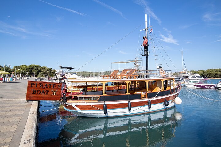 Excursion en bateau pirate tout compris à Pula, Croatie, explorant grottes, phares et îles, photo 41 | wizardtrip