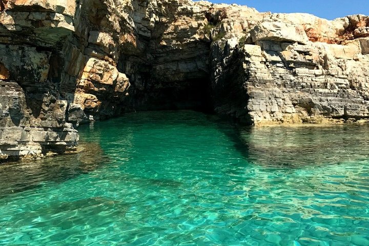 Excursion en bateau pirate tout compris à Pula, Croatie, explorant grottes, phares et îles, photo 44 | wizardtrip