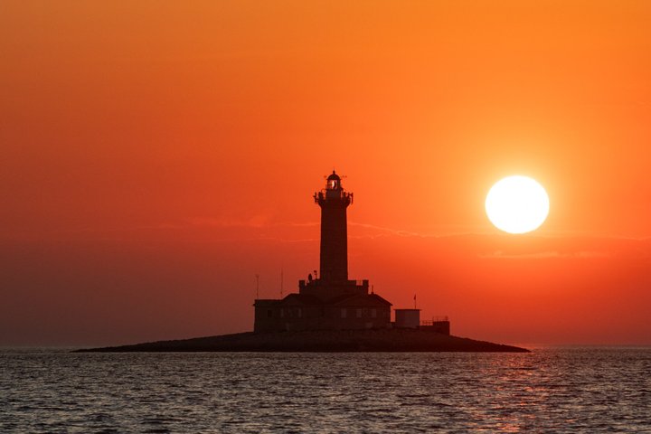 メドゥリンの夕日イルカクルーズ、カメンジャク岬とポレール灯台の景色、写真6 | wizardtrip