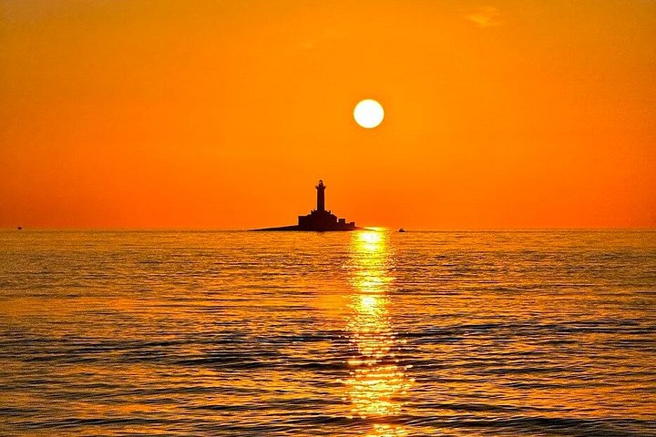 メドゥリンの夕日イルカクルーズ、カメンジャク岬とポレール灯台の景色、写真11 | wizardtrip