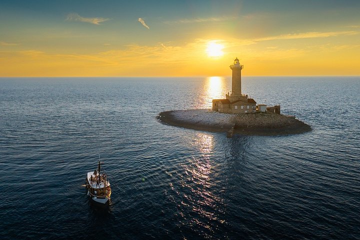 メドゥリンの夕日イルカクルーズ、カメンジャク岬とポレール灯台の景色、写真12 | wizardtrip