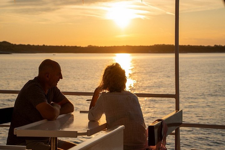 メドゥリンの夕日イルカクルーズ、カメンジャク岬とポレール灯台の景色、写真15 | wizardtrip