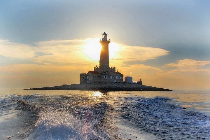 メドゥリンの夕日イルカクルーズ、カメンジャク岬とポレール灯台の景色、写真20 | wizardtrip