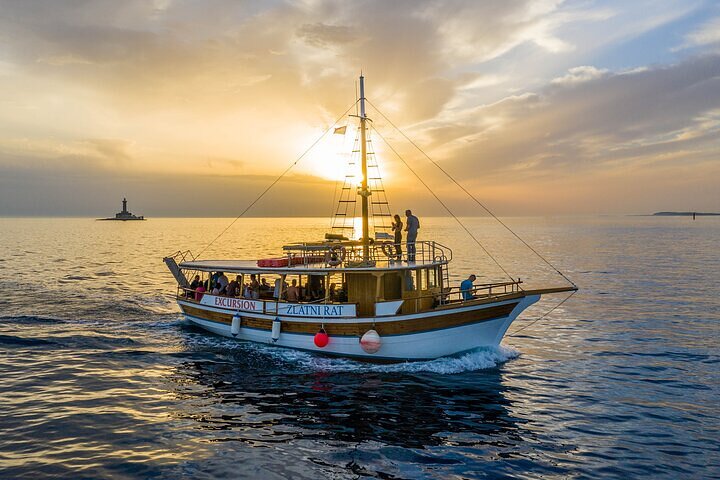 メドゥリンの夕日イルカクルーズ、カメンジャク岬とポレール灯台の景色、写真21 | wizardtrip