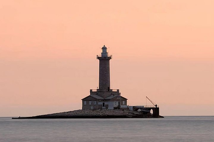 メドゥリンの夕日イルカクルーズ、カメンジャク岬とポレール灯台の景色、写真28 | wizardtrip
