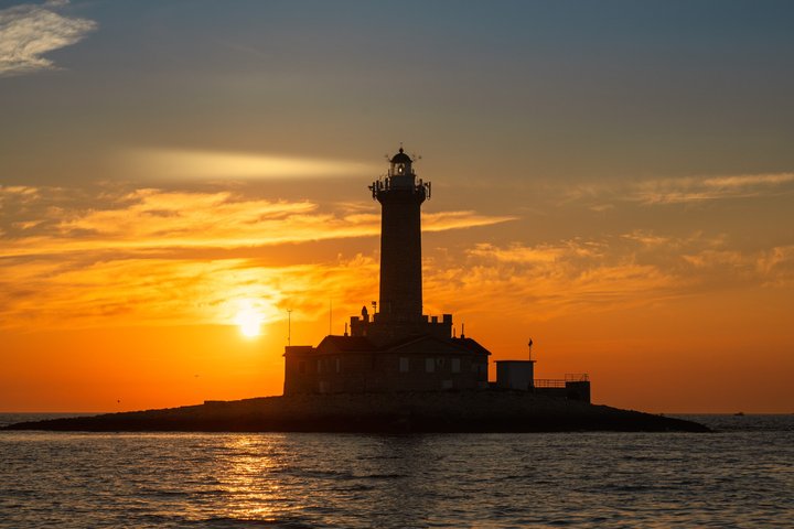 メドゥリンの夕日イルカクルーズ、カメンジャク岬とポレール灯台の景色、写真34 | wizardtrip