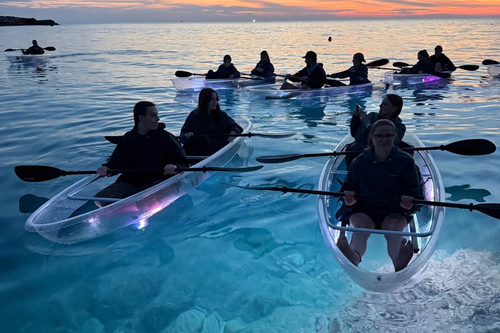 Expérience magique de kayak au coucher du soleil à Pula, Croatie, avec kayaks transparents et lumières LED, photo 6 | wizardtrip