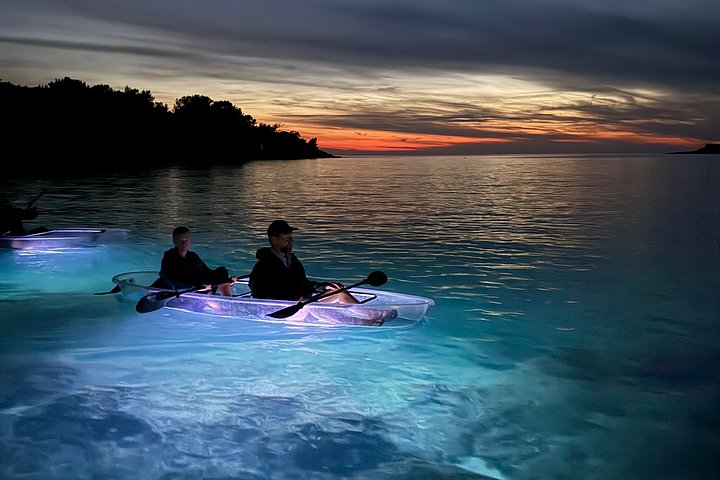 Expérience magique de kayak au coucher du soleil à Pula, Croatie, avec kayaks transparents et lumières LED, photo 7 | wizardtrip