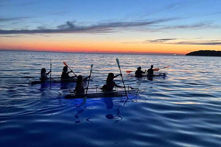 Expérience magique de kayak au coucher du soleil à Pula, Croatie, avec kayaks transparents et lumières LED, photo 8 | wizardtrip