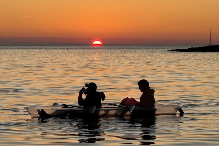Expérience magique de kayak au coucher du soleil à Pula, Croatie, avec kayaks transparents et lumières LED, photo 9 | wizardtrip