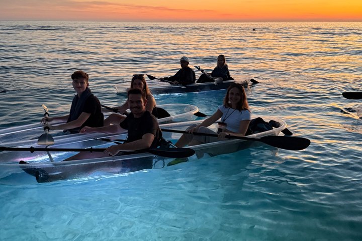 Expérience magique de kayak au coucher du soleil à Pula, Croatie, avec kayaks transparents et lumières LED, photo 10 | wizardtrip