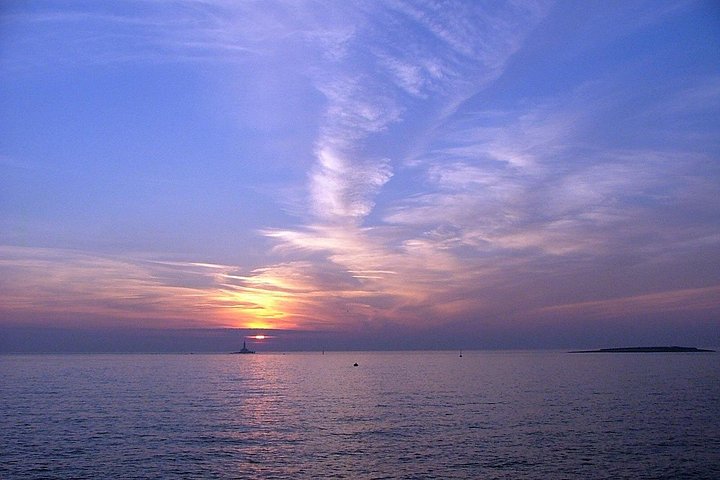 Sunset dolphin watching boat tour from Medulin, Croatia, with dinner and drinks, photo 18 | wizardtrip