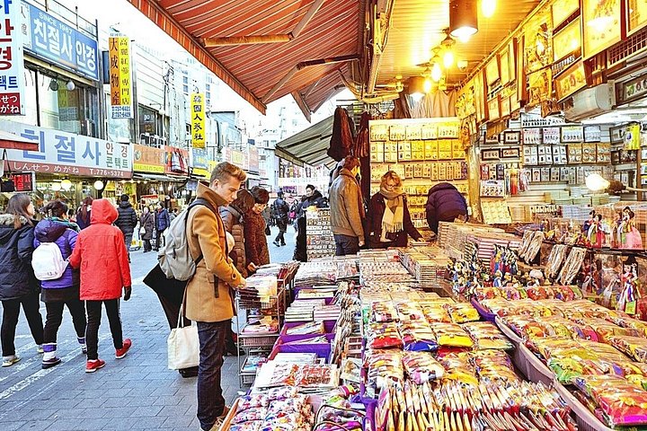 Excursión de día completo explorando los palacios reales de Seúl, mercados tradicionales y sitios culturales con un guía experto, foto 10 | wizardtrip