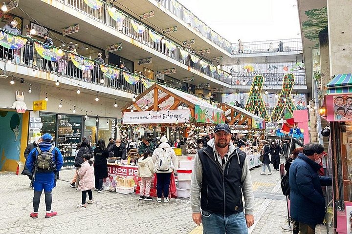 Excursión de día completo explorando los palacios reales de Seúl, mercados tradicionales y sitios culturales con un guía experto, foto 12 | wizardtrip