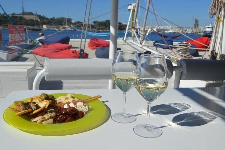 Catamaran cruise in Malta with swimming stops and scenic views, photo 5 | wizardtrip