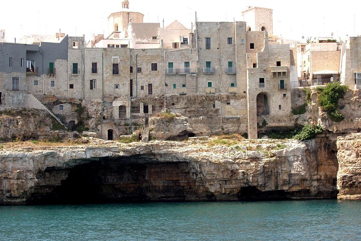 Båttur som utforskar havsgrottor och kustlinje i Polignano a Mare, Italien, med bad och aperitif, foto 9 | wizardtrip
