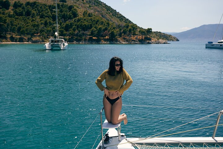 Semi-privé catamarantocht in Nafplio, Griekenland, met zwemmen, lokaal eten en schilderachtige uitzichten, foto 6 | wizardtrip