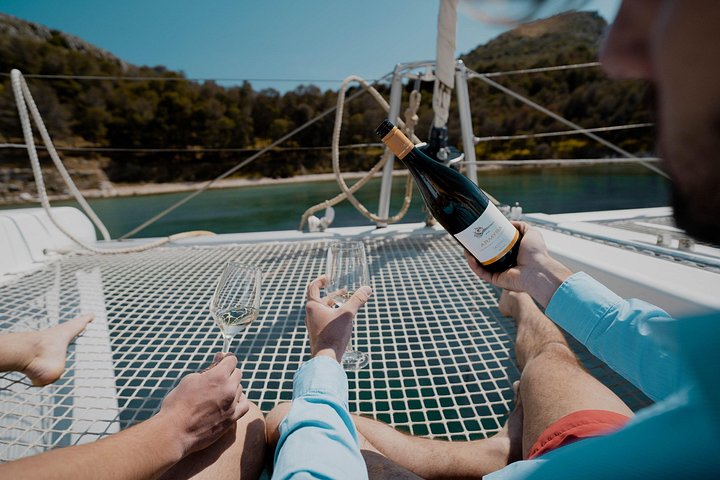 Semi-privé catamarantocht in Nafplio, Griekenland, met zwemmen, lokaal eten en schilderachtige uitzichten, foto 8 | wizardtrip