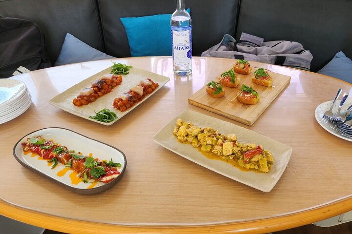 Semi-privé catamarantocht in Nafplio, Griekenland, met zwemmen, lokaal eten en schilderachtige uitzichten, foto 9 | wizardtrip