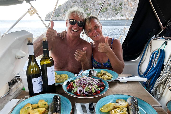 Semi-privé catamarantocht in Nafplio, Griekenland, met zwemmen, lokaal eten en schilderachtige uitzichten, foto 12 | wizardtrip