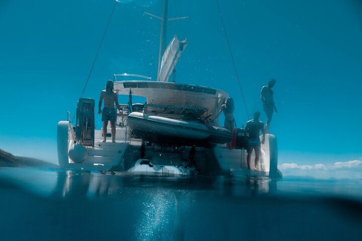 Semi-privé catamarantocht in Nafplio, Griekenland, met zwemmen, lokaal eten en schilderachtige uitzichten, foto 14 | wizardtrip