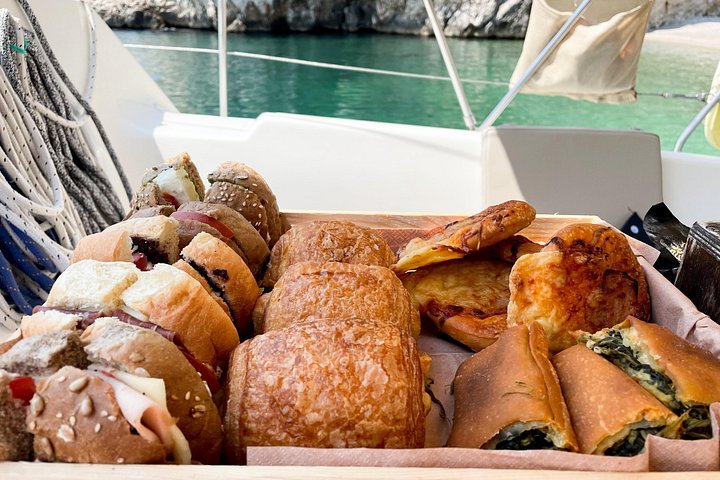Semi-privé catamarantocht in Nafplio, Griekenland, met zwemmen, lokaal eten en schilderachtige uitzichten, foto 21 | wizardtrip