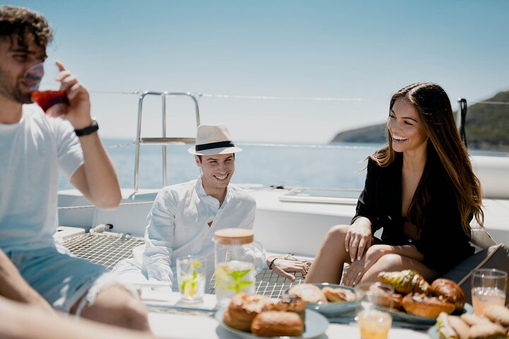 Semi-privé catamarantocht in Nafplio, Griekenland, met zwemmen, lokaal eten en schilderachtige uitzichten, foto 22 | wizardtrip
