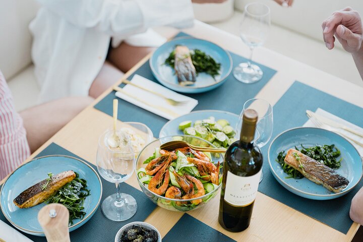 Semi-privé catamarantocht in Nafplio, Griekenland, met zwemmen, lokaal eten en schilderachtige uitzichten, foto 23 | wizardtrip