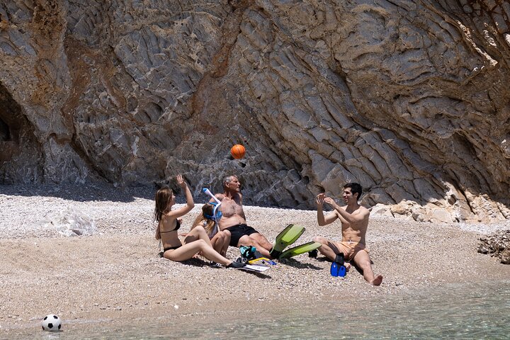 Semi-privé catamarantocht in Nafplio, Griekenland, met zwemmen, lokaal eten en schilderachtige uitzichten, foto 24 | wizardtrip