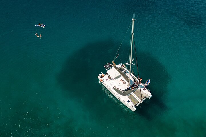 Semi-privé catamarantocht in Nafplio, Griekenland, met zwemmen, lokaal eten en schilderachtige uitzichten, foto 27 | wizardtrip