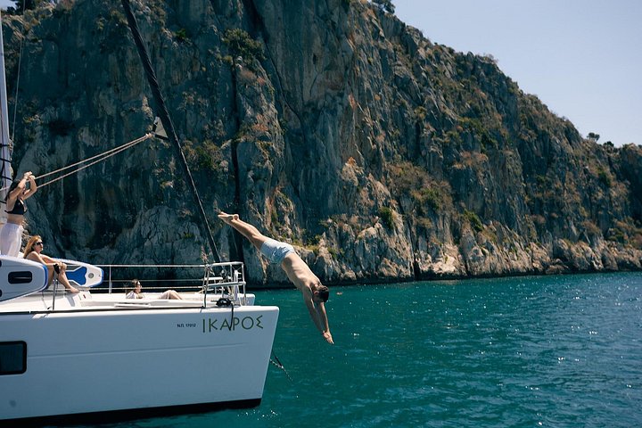 Semi-privé catamarantocht in Nafplio, Griekenland, met zwemmen, lokaal eten en schilderachtige uitzichten, foto 36 | wizardtrip