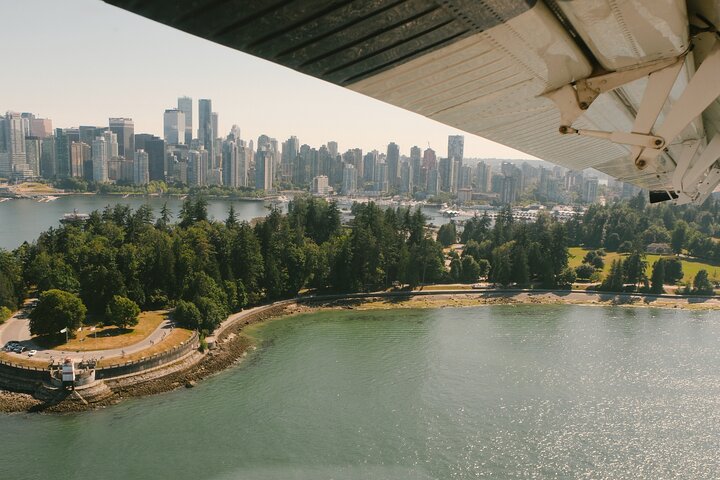 Panoramaflygning med sjöflygplan från Harbour Air över Vancouvers skyline, Stanley Park och berg, foto 10 | wizardtrip