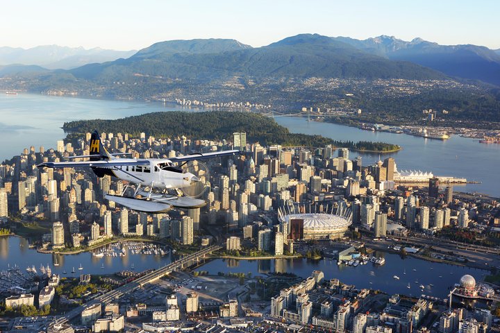 Panoramaflygning med sjöflygplan från Harbour Air över Vancouvers skyline, Stanley Park och berg, foto 11 | wizardtrip