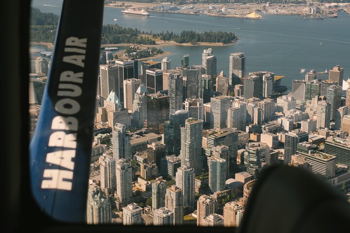 Panoramaflygning med sjöflygplan från Harbour Air över Vancouvers skyline, Stanley Park och berg, foto 12 | wizardtrip