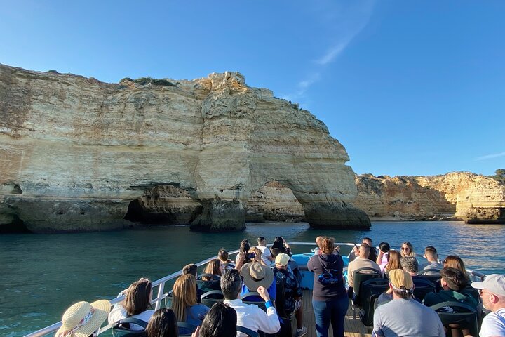Tour in barca delle Grotte di Benagil e avvistamento delfini lungo la costa dell'Algarve a Portimão, foto 6 | wizardtrip