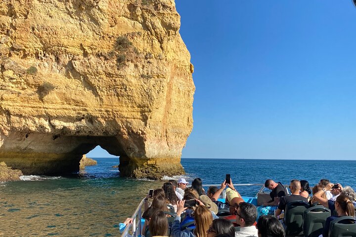 Tour in barca delle Grotte di Benagil e avvistamento delfini lungo la costa dell'Algarve a Portimão, foto 8 | wizardtrip