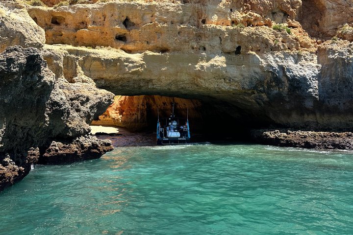 Tour in barca delle Grotte di Benagil e avvistamento delfini lungo la costa dell'Algarve a Portimão, foto 13 | wizardtrip