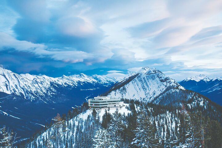 Trajet en téléphérique à Banff offrant des vues panoramiques sur le mont Sulphur et les Rocheuses canadiennes, photo 16 | wizardtrip