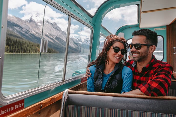 Naturskøn bådtur på Maligne Lake, Jasper National Park, Canada, med Spirit Island og bjergudsigt, foto 6 | wizardtrip