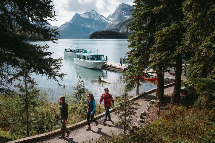 Naturskøn bådtur på Maligne Lake, Jasper National Park, Canada, med Spirit Island og bjergudsigt, foto 7 | wizardtrip